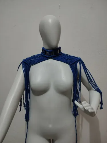 Ombreira de macramê azul 3 em 1, top e colar 