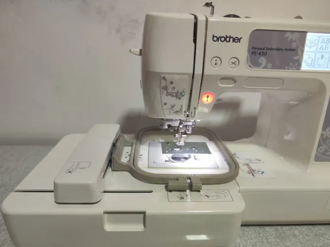 Máquina de bordar PE450