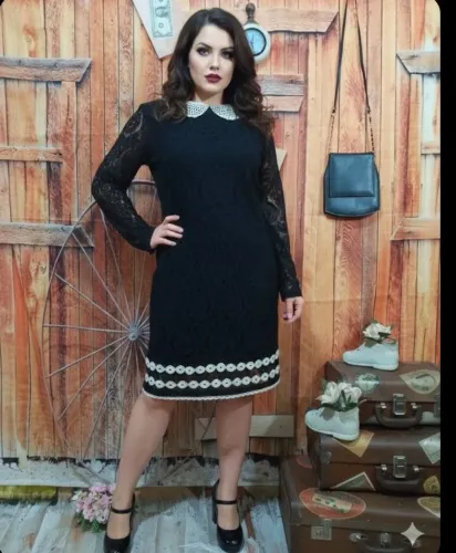 Vestido renda preto com gola branca detalhes em pérolas M/G