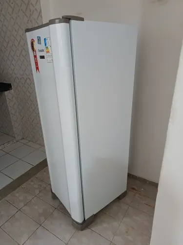 Geladeira novissima esmaltec