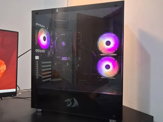 PC Ryzen | 8GB DDR4 | NVMe 256GB + SSD 128GB | Gabinete Aquário<br>