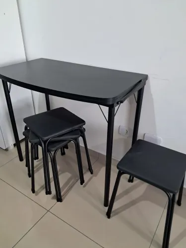 Mesa dobrável com 4 bancos em ótimo estado