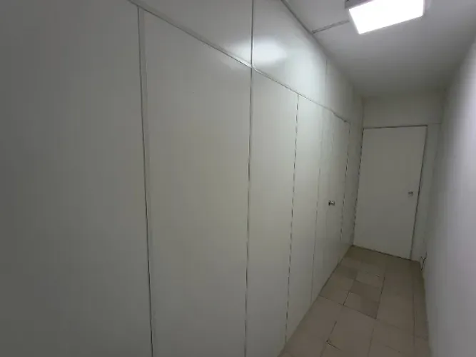 Ampla divisória de eucatex com 6,5 x 2,58 metros com porta