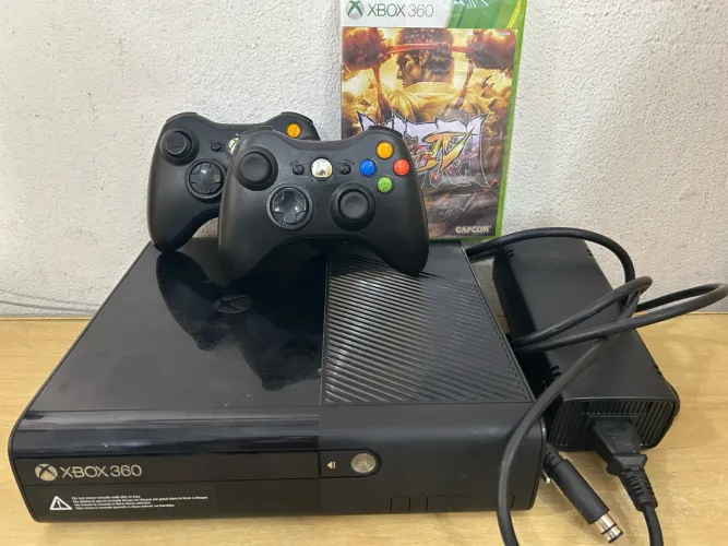 Xbox 360 + 2 controles + jogo a escolher 
