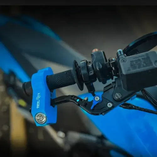 Trava De Manopla/Punho Tecklock Para Motos Azul ou Vermelho