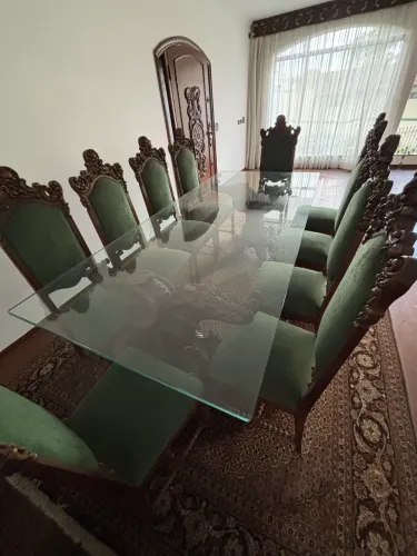 mesa de jantar 10 lugares em madeira entalhada + vidro 2cm + 10 cadeiras