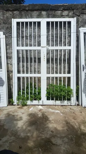 Portão alumínio vazado <br>2,38 x 1,77 ( medida já com o batedor.<br>Valor: