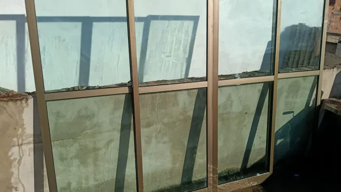Portas de alumínio lumínio cobre c vidros verdes semi nova