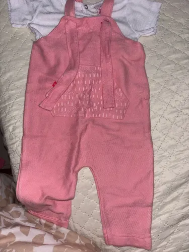 Roupa infantil usada