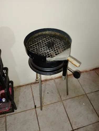 Churrasqueira com regulagem pouco uso