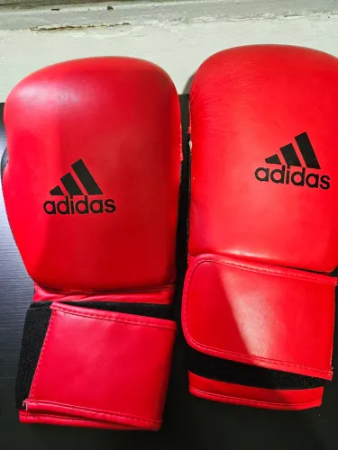 Par de luvas de boxe, ótimo estado sem nenhum estrago. Ou rasgado, esta praticamente nova.