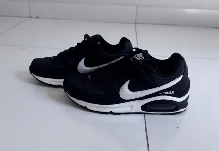 Nike Air Max IVO (na cor preta com detalhes em branco).