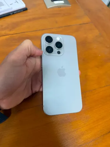 IPhone 15 pro natural titanium