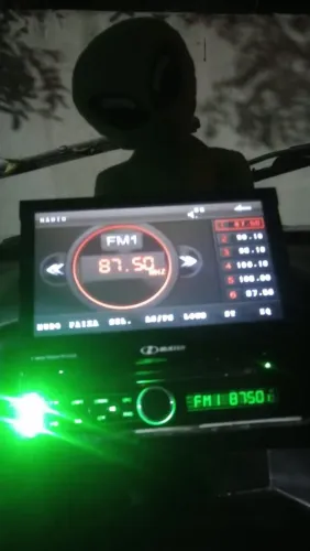 Lindo rádio de carro com TV. 