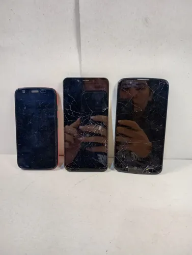 Kit 3 Celulares para retirada de peças<br> O kit contém:<br> 1 celular Motorola