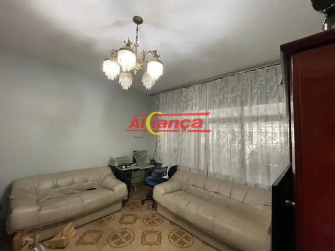 Casa de 3 dormitórios, sala cozinha, 2 banheiros com vaga de garagem para 4 carros.