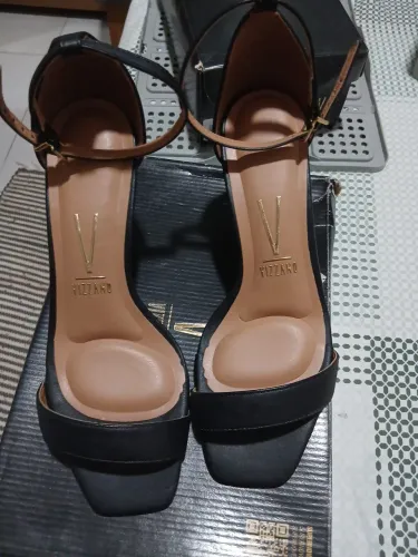 Sandália Preta Salto Fino Sofisticada.