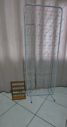 Biombo de Chão Aramado 1,60mts + 50 Ganchos de 20cm + Expositor de Mesa em MDF