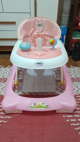 Carrinho de bebê seminovo com música 