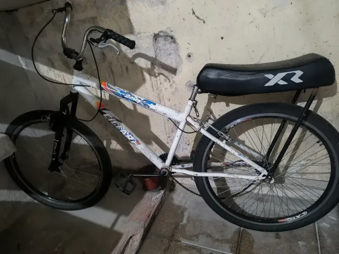 Vendo uma bicicleta aro 42 wolts 21 marcha freios Mecanicos cor branco tamanho do quadro