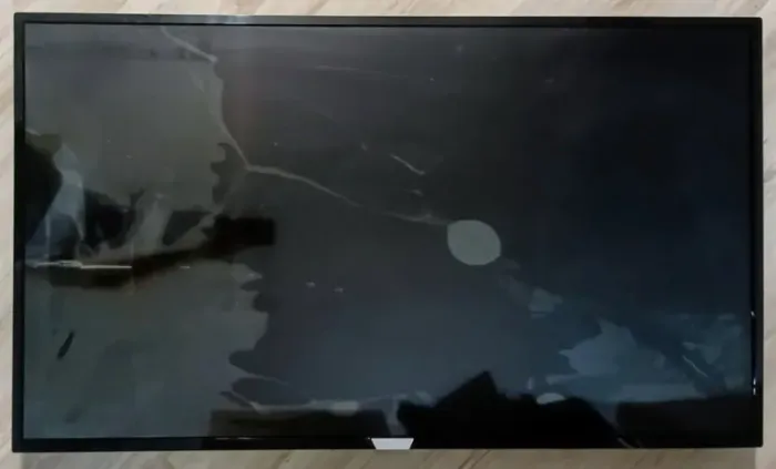 Com defeito: Tv 50 4k Philips com a tela quebrada