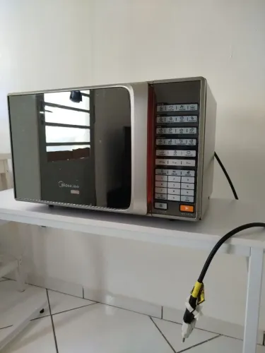 Vendo Microondas Midea semi novo 