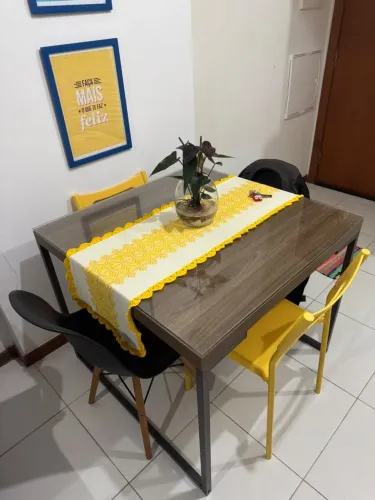 Vendo Mesa de Jantar com Tampo de Vidro 90x90cm com 4 Cadeiras