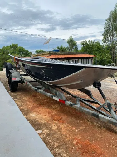 Barco, motor e carretinha