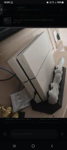 Vendo ps4 branco raro com caixa e 2 controles e a base pra carregar os controles 