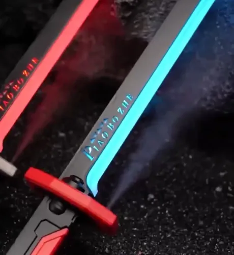 Vendo espada de brinquedo com efeito de luz, fumaça e faísca 