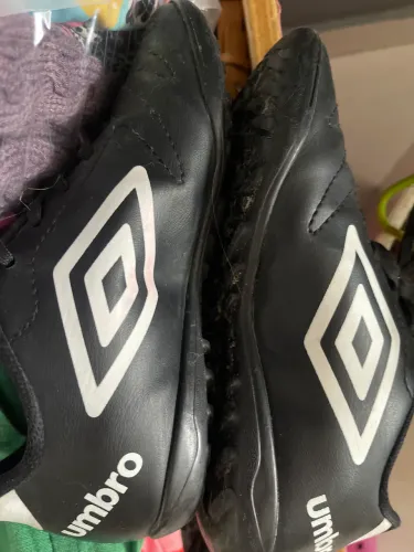 Chuteira umbro TAM 32 novíssima sem arranhão 