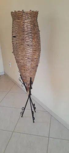 Suporte de ferro para jarros