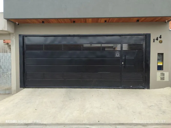 Vende se um portão basculante valor 5.000,00