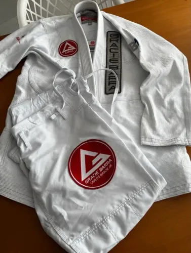 Kimono Gracie Barra branco GB1