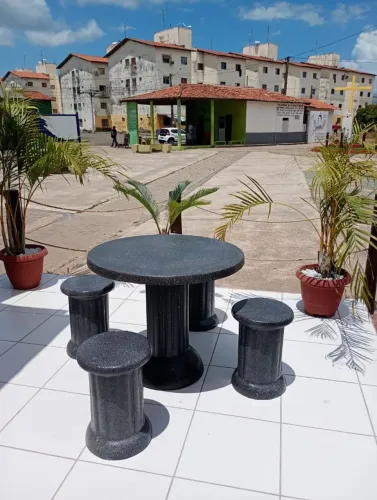 MESA EM CONCRETO COM 4 BANCOS REDONDOS.