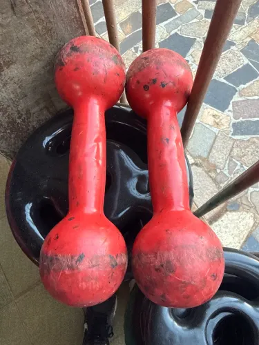 Par de halter 4kg emborrachado bola usado