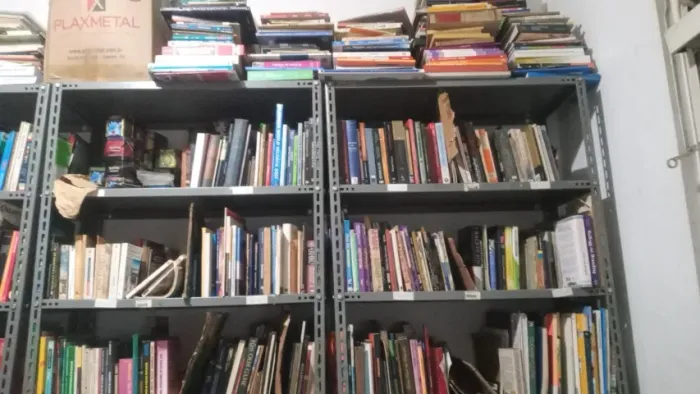 livraria com 4 mil livros aproximadamente