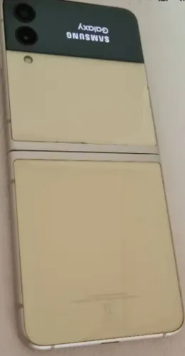 Samsung z flip 3 com listras mas tudo funcionando
