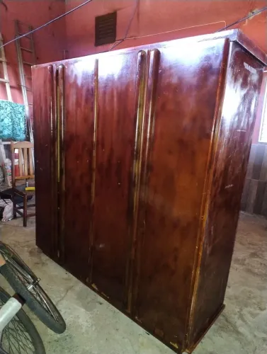 Guarda-roupa de madeira maciça com maleiro - Usado
