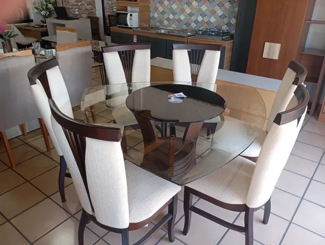 Mesa triangular com 6 cadeiras e tampo de vidro