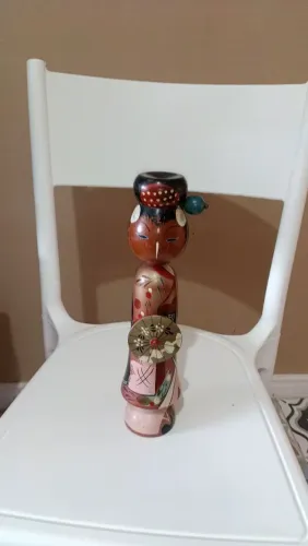 Escultura Kokeshi em madeira