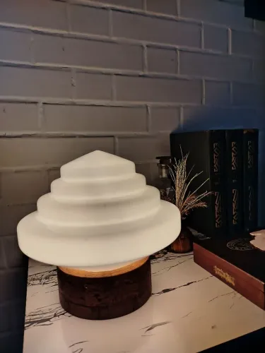 Luminária com base em madeira torneada segmentada, cúpula de opalina (escolha o tipo!)