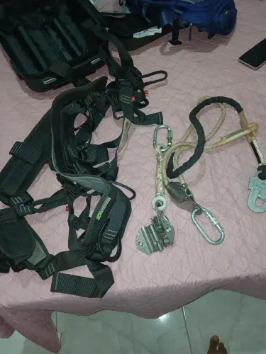 Cinto tipo paraquedas completo com tala baste e trava quedas