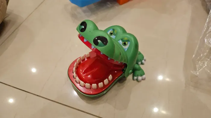 Jogo crocodilo morde dedo