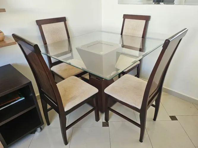 Mesa de vidro 4 lugares quadrada