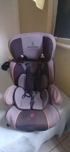 Vende se uma cadeira de criança pra carro