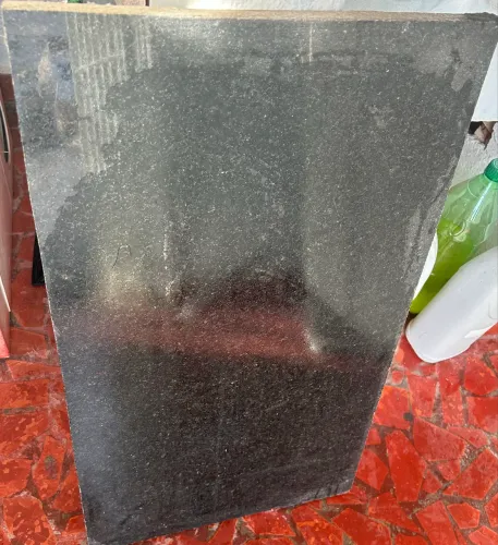 Pedra de Granito preto São Gabriel. Tamanho de 38 de largura por 65 cm de comprimento. 
