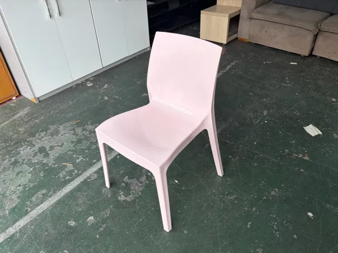 Cadeira Tramontina Alice em polipropileno na cor rosa claro brilhante