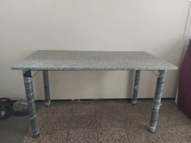 Mesa de granito com base de ferro