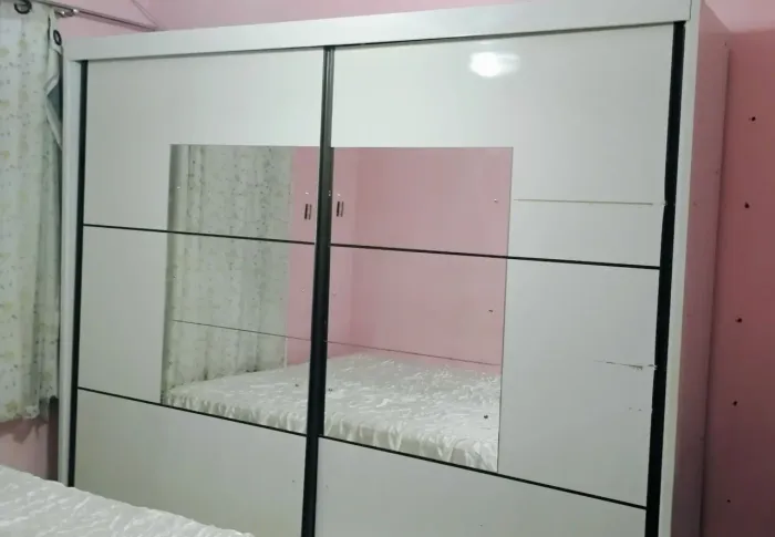 Guarda roupas com portas de corres e espelhadas, medindo 2,70m por 2,30m 